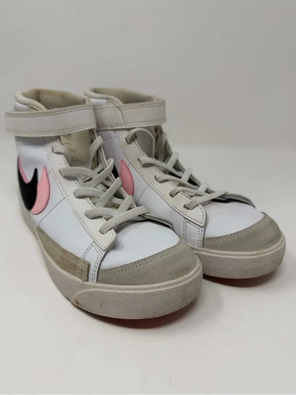 Nike Kids High-Top Sneakers in White, Light Gray, Pink & Black Sz. 3y